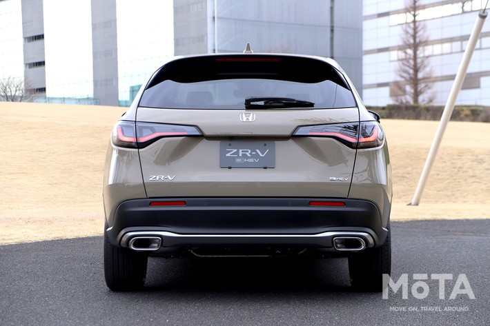 ［8/32］ホンダ 新型ZR-V クロスツーリング 外観 リア：専用リアバンパーガーニッシュと左右デュアルエキゾーストパイプがスポーティな後ろ姿を演出