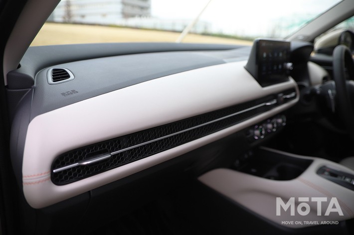 ［20/32］ホンダ 新型ZR-V クロスツーリング 内装 助手席側ダッシュボード：ソフトパッドを用いた質感の高い仕上がりです
