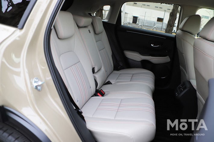 ［23/32］ホンダ 新型ZR-V クロスツーリング 内装 リアシート：後席は大人が足をのばしてくつろげるほどの空間を確保し、快適な移動をサポートします