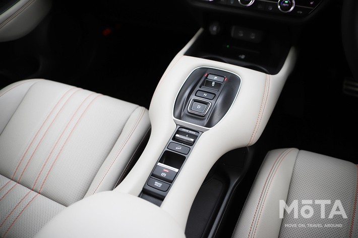 ［21/32］ホンダ 新型ZR-V クロスツーリング 内装 センターコンソール：スイッチ式シフトを採用したセンターコンソール。オレンジステッチをアクセントに配し、内装のトーンを統一しています