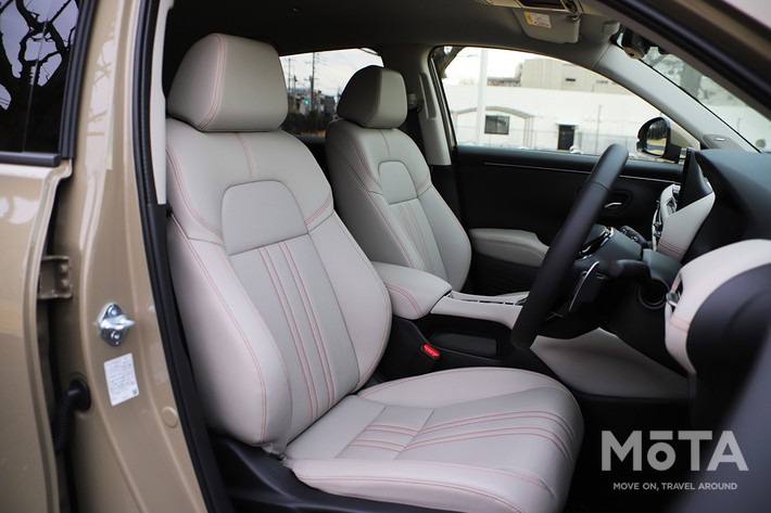 ［22/32］ホンダ 新型ZR-V クロスツーリング 内装 フロントシート：オレンジステッチがアクセントになった明るいグレージュ内装