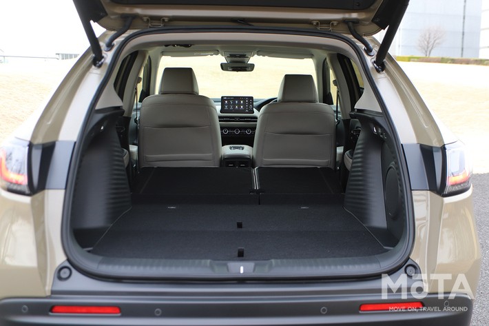 ［32/32］ホンダ ZR-V 内装 ラゲッジルーム：リアシートをすべて倒せば広大なラゲッジスペースが出現。アウトドアギアもたっぷり積載できます