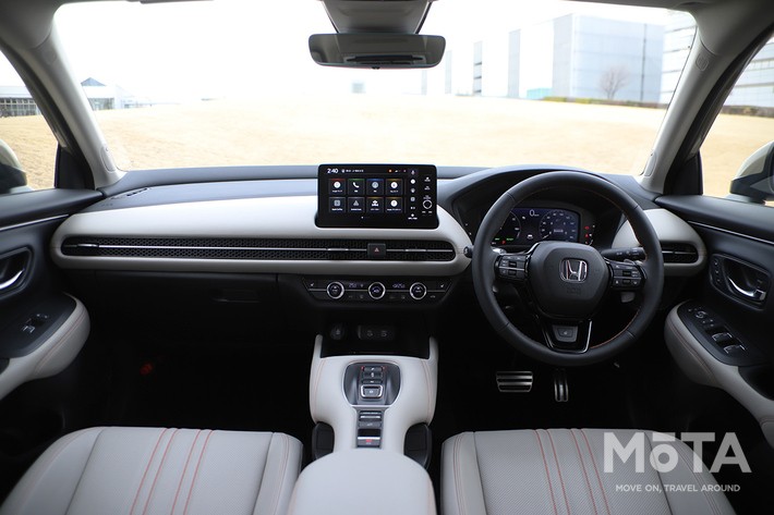 ［17/32］ホンダ 新型ZR-V クロスツーリング 内装 インパネ全体：オレンジステッチが映えるグレージュ内装と、水平基調でスッキリまとめられたインパネ全体