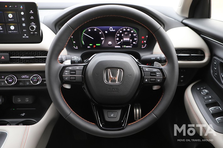 ［18/32］ホンダ 新型ZR-V クロスツーリング 内装 ステアリング：握り心地の良い本革巻き素材を採用し、操作性にも優れます