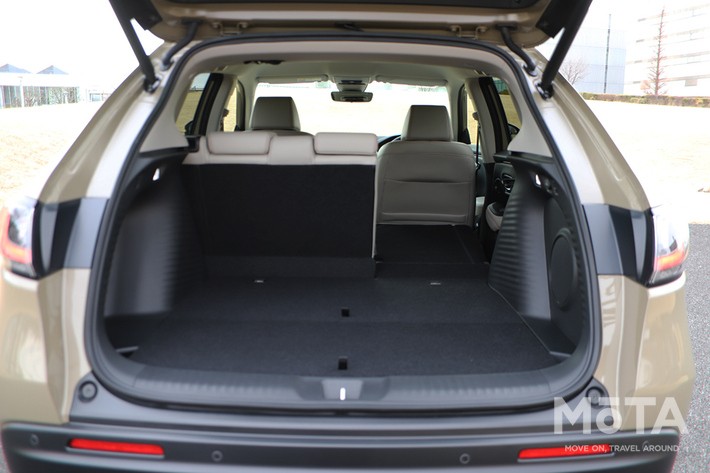 ［31/32］ホンダ 新型ZR-V 内装 ラゲッジルーム：片側リアシートを折り畳むことで、長尺物の積載にも対応できる柔軟な荷室アレンジ