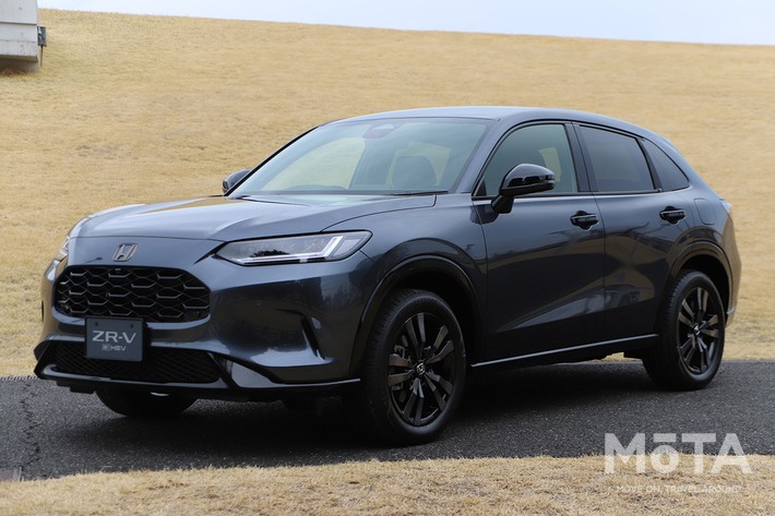 ［9/32］ホンダ 新型ZR-V ブラックスタイル 外観 フロント斜め：ダークな色合いで都会的なセンスを感じさせるスタイリングです