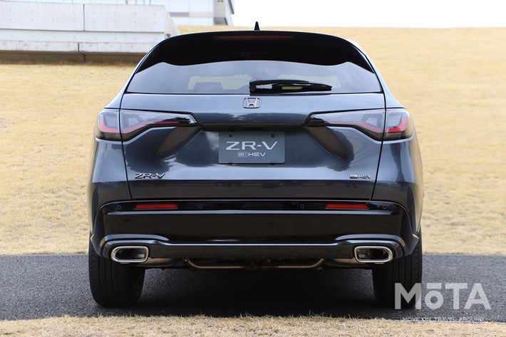 ［16/32］ホンダ 新型ZR-V ブラックスタイル 外観 後ろ姿：リア正面から見たブラックスタイル。左右に伸びるテールランプが存在感ある後ろ姿を演出します