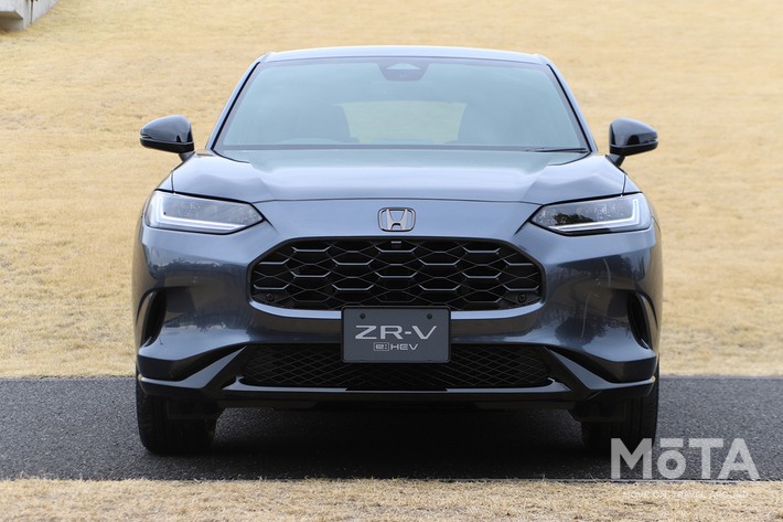 ［10/32］ホンダ 新型ZR-V ブラックスタイル 外観 フロント：ハニカムパターングリルをベルリナブラックで統一した、精悍なフロントフェイス