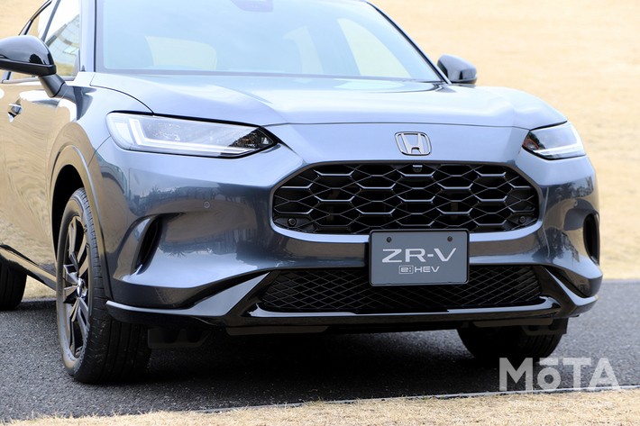 ［11/32］ホンダ 新型ZR-V ブラックスタイル 外観 フロントまわり：シャープな目つきのヘッドライトと艶のある造形
