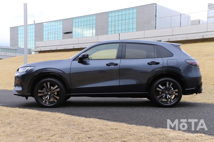 ［13/32］ホンダ 新型ZR-V ブラックスタイル 外観 サイド全体：ブラックアウトされた各所のパーツにより、サイドのボディラインがより引き締まって見えます