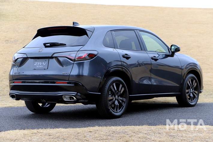 ［15/32］ホンダ 新型ZR-V ブラックスタイル 外観 リア斜め後方：ブラック基調の専用リアガーニッシュとシャープなLEDテールランプが際立つリアビュー