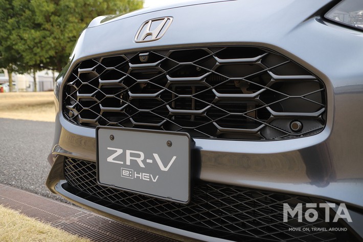 ［12/32］ホンダ 新型ZR-V ブラックスタイル 外観 フロントディテール：緻密なデザインが施されたフロントフェイスに注目です