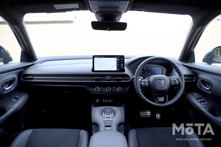 ［24/32］ホンダ 新型ZR-V ブラックスタイル 内装 インパネまわり：ダッシュボードからシートまでブラックで統一された、落ち着きのある上質な室内空間