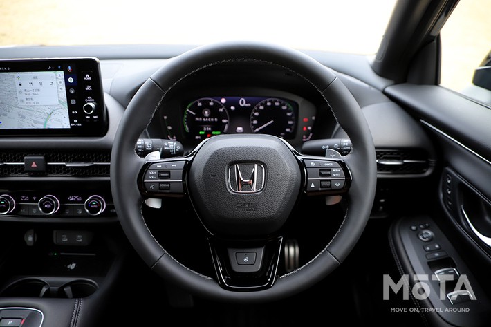 ［25/32］ホンダ 新型ZR-V ブラックスタイル 内装 ハンドルまわり：黒基調でシックにまとめられたドライバー空間