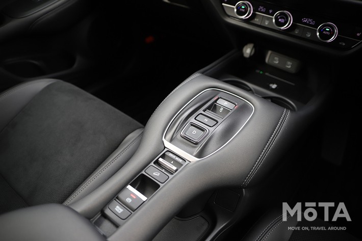 ［26/32］ホンダ 新型ZR-V ブラックスタイル 内装 コンソール部分：スイッチ式シフトを中心に機能的に配置されたセンターコンソール。ブラック内装との統一感が際立ちます