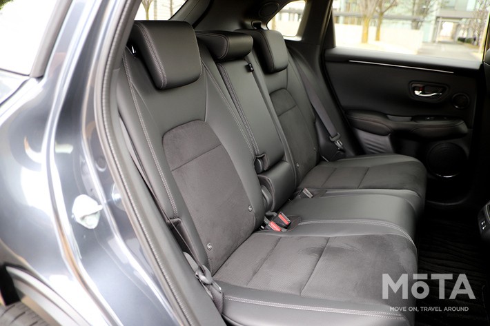 ［29/32］ホンダ 新型ZR-V ブラックスタイル 内装 後席空間：上質な素材感が乗員にも心地よさをもたらします