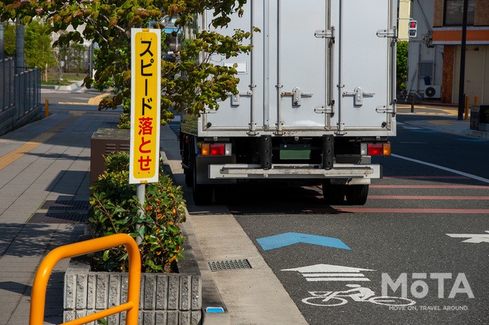 駐車車両を避けるために自転車が出てくることを想定してドライバーは早めに行動できるようにしましょう