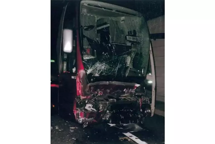 高速乗合バスの追突・多重事故～長時間運転による居眠りと事故後対応の不備が要因～