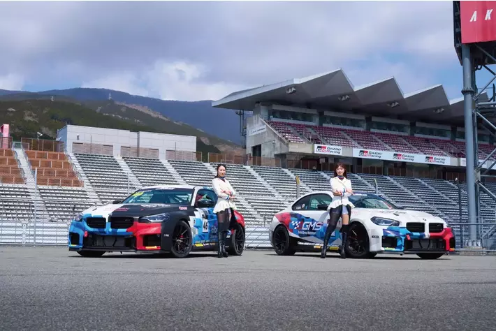 BMW & MINI Racing 2026 RD.1で新コスチューム初披露 北川エリナ氏・朝倉咲彩氏が開幕戦を彩る