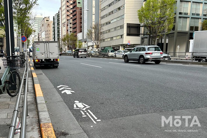 自転車レーンが設定されていても、駐車車両を避けるために自転車が車道に大きくはみ出してくる場合があります
