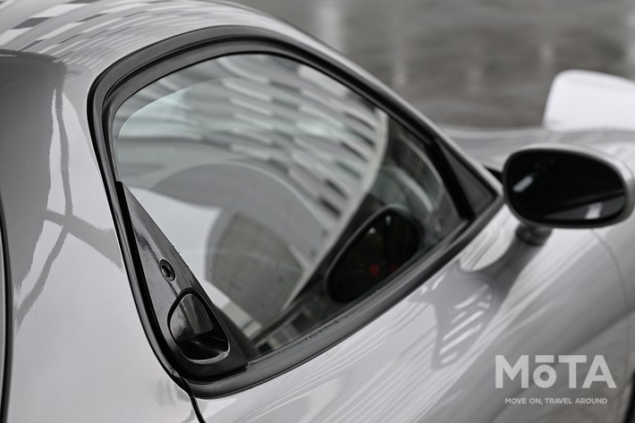 ［9/22］マツダ RX-7 外観 ウインドウまわり：ボディの滑らかな曲面を際立たせるため、ガラス横にひっそりと設けられたドア開閉ノブ