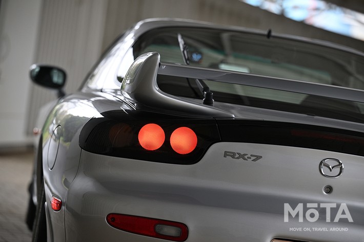 ［12/22］マツダ RX-7 外観 テールランプ：アイコニックな3連の丸型デザイン