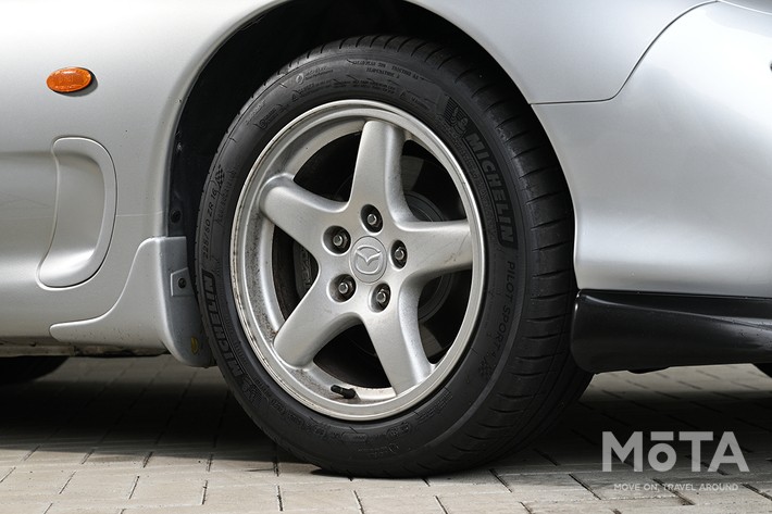 ［7/22］マツダ RX-7 外観 ホイール：キズがほとんど目立たず、依然として輝きを放つアルミホイール