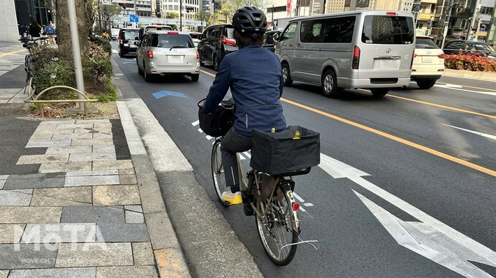 いままで歩道を走っていた自転車は、不慣れな車道を走ることになります