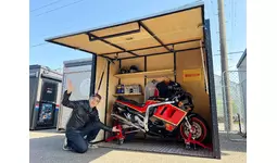名古屋モーターサイクルショー実物初公開】駐車場1台分で“夢の6輪生活