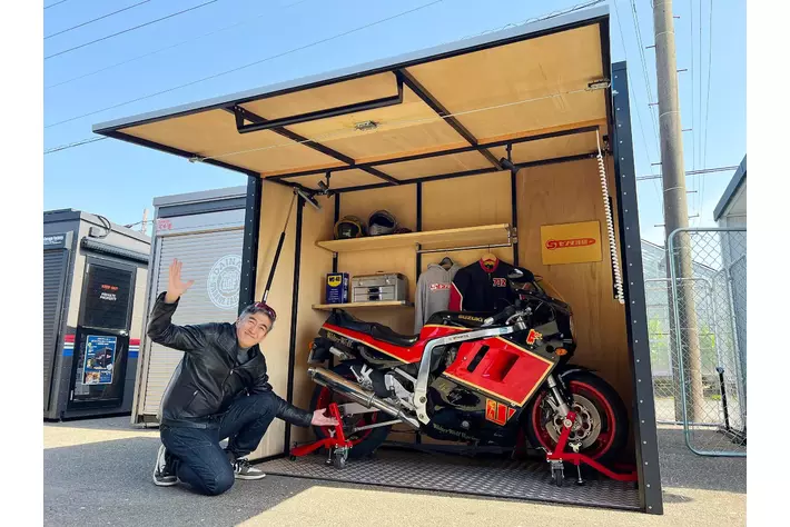 【名古屋モーターサイクルショー実物初公開】駐車場1台分で“夢の6輪生活”を叶える！極小バイクガレージ「マイクロガレージ」登場。バイクを諦める悩みは、今日で終わり。