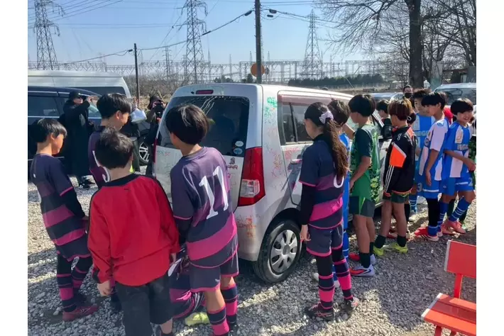 廃車予定の軽自動車をキャンバスに埼玉県日高市で子ども向け体験企画「楽しく描いてみんなで作る「らくがきカー」」開催