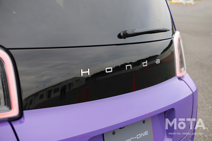 ［10/27］ホンダ 新型スーパーワン 外観 リア：ガラス面から連続するフラットなパネルに「Honda」エンブレムを配置