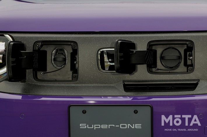 ［5/27］ホンダ 新型スーパーワン 外観 フロント：フロントグリル内部に配置された充電ポート（リッド展開時 ※リッドとは充電口のフタのこと）