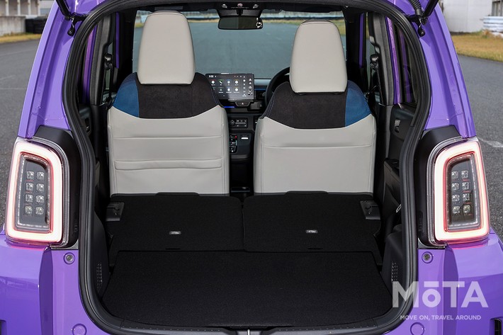 ［27/27］ホンダ 新型スーパーワン 内装 シートアレンジ：後席をすべて前方に倒すことで、段差の少ない広大なスペースが出現。レーシングギアの積載も可能