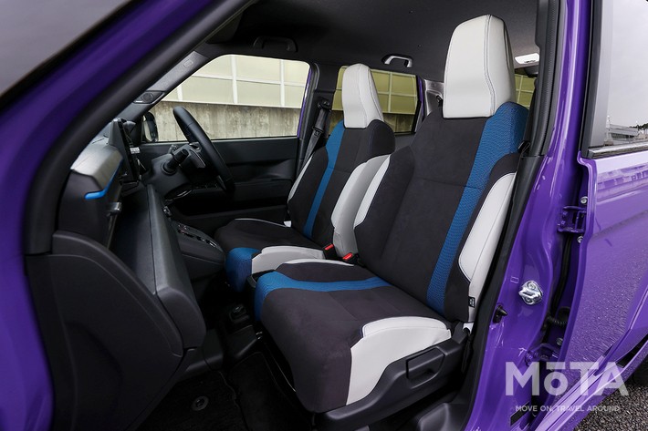 ［19/27］ホンダ 新型スーパーワン 内装 フロントシート：シート両脇の張り出し部分であるサイドボルスターと内部の硬質パッドにより上体と下肢をしっかりと保持し、運転操作への集中を助ける前席のスポーツシート