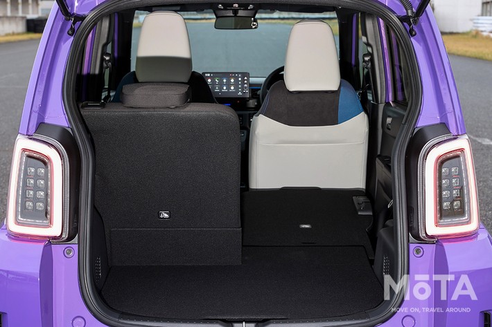 ［26/27］ホンダ 新型スーパーワン 内装 シートアレンジ：後席の背もたれを片側だけ倒し、長尺物の積載と乗員スペースを両立させた荷室レイアウト