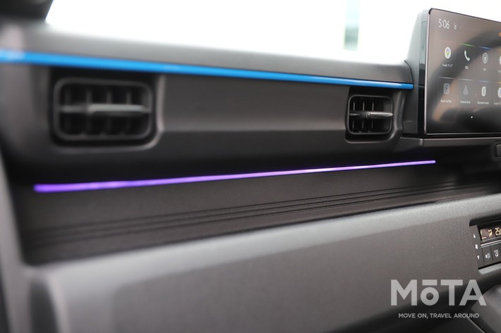 ［14/27］ホンダ 新型スーパーワン 内装 助手席側パネル：ドライブモードに連動して発光色が変化し、「BOOSTモード」選択時には紫色に点灯してドライバーの感性を刺激するロングイルミネーション