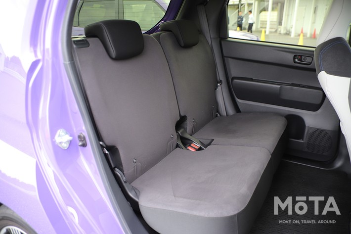 ［21/27］ホンダ 新型スーパーワン 内装 リアシート：前席のスポーティな意匠と調和するブラック基調のファブリックを採用した、後席乗員の居住空間