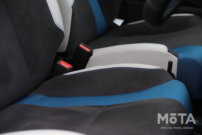 ［20/27］ホンダ 新型スーパーワン 内装 シート表皮：サポート性を高める座面形状に、ブルーとホワイトのアクセントカラーを非対称に配置したディテール