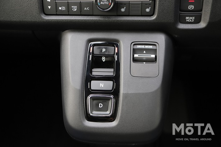［18/27］ホンダ 新型スーパーワン 内装 センターコンソール：ボタン式のシフトセレクターと、「NORMAL」「SPORT」「ECON」「INDIVIDUAL」の4つの走行モードを切り替えられるドライブモードスイッチ