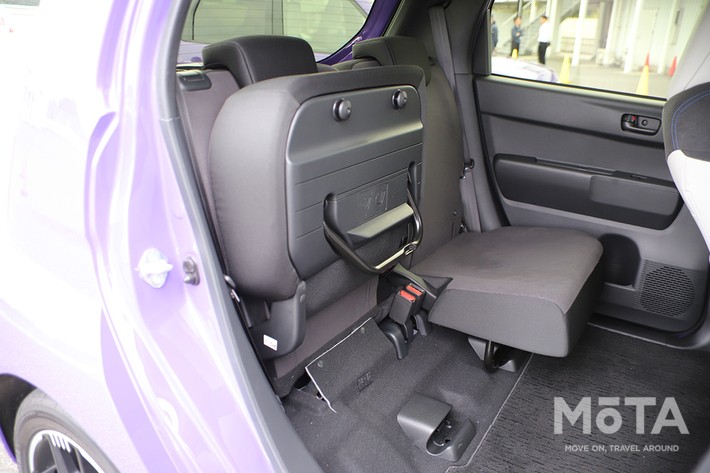 ［22/27］ホンダ 新型スーパーワン 内装 リアシート：座面を跳ね上げることで、高さのある荷物も積載可能になる後席のチップアップ機構