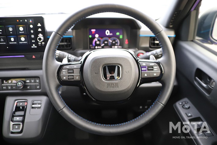 ［15/27］ホンダ 新型スーパーワン 内装 ステアリング：EVでありながらガソリン車のようなギアチェンジ感覚を楽しめる仮想有段シフトの操作を行うパドルシフトを備えた本革巻の2本スポーク形状