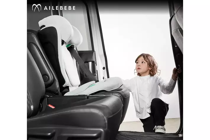 子どもが自分で乗り降りしやすい。低座面設計のR129適合ジュニアシートが登場｜エールべべ