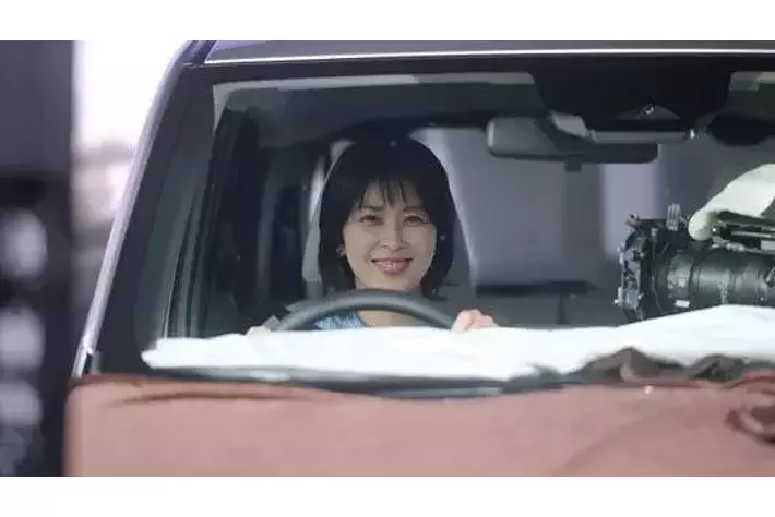 松たか子さんが「スー」っと口ずさみながら気持ち軽やかにドライブ!初