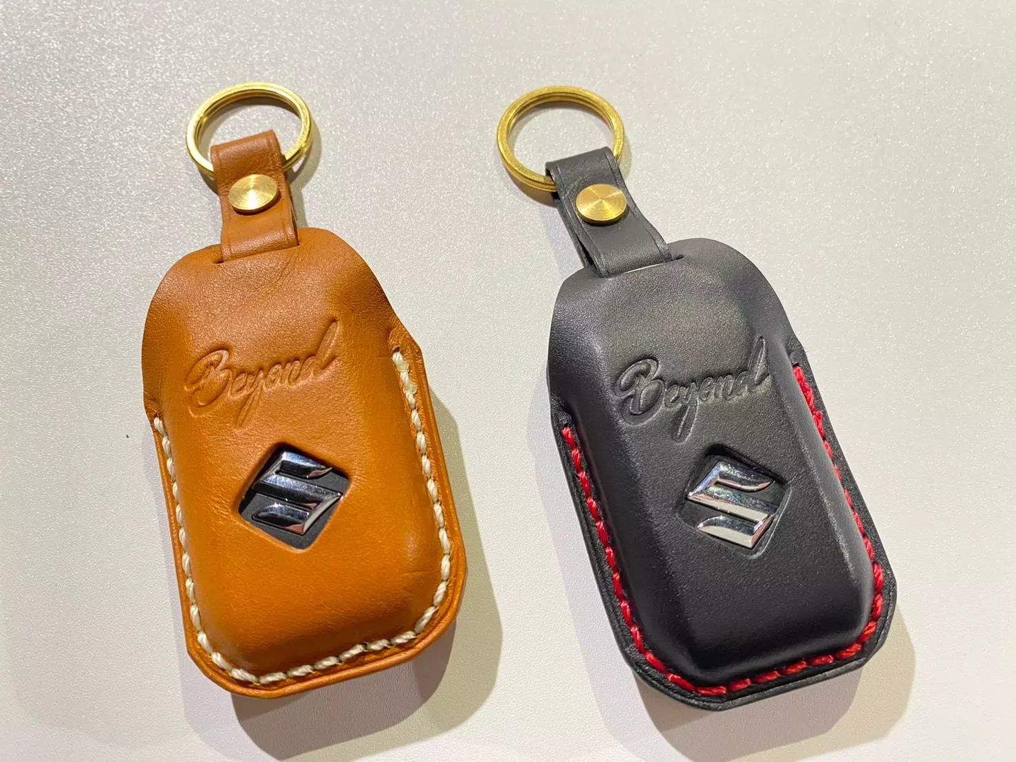 ジムニー用 ロゴ刻印入りレザーキーケースを発売。大人のカー