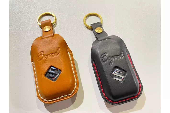 ジムニー用 ロゴ刻印入りレザーキーケースを発売。大人のカーアクセサリー