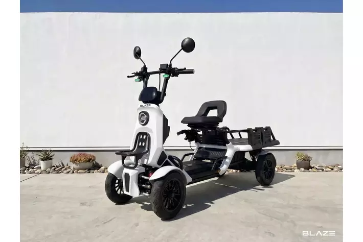 【最大約100km走行】“小さな軽トラ”4輪電動バイク『ブレイズ イーカーゴ』に専用オプション2製品が登場