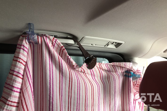 ブランケットは車内の日よけとしても活用できます