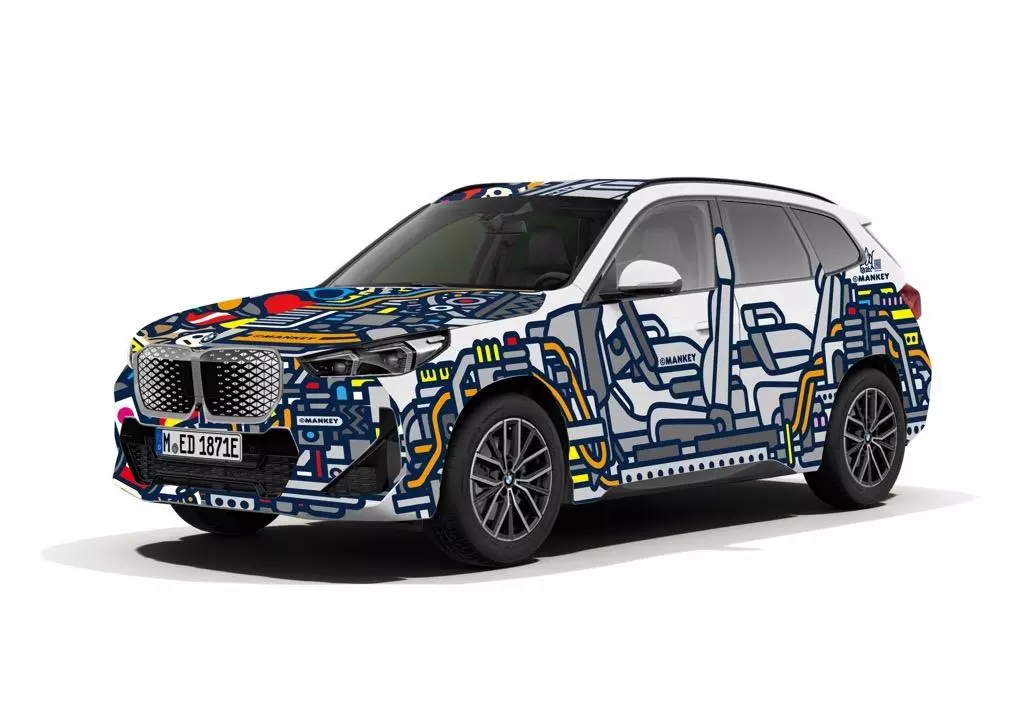 ＢＭＷ 『i』販促 フェルト地のBIGBAG BMW iX1 wrapping designed by MANKEY 期間限定で展示|【業界先取り