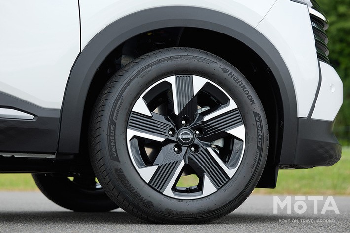 ［16/39］日産 新型キックス Xグレード 外観 ホイール：悪路走破性を想起させる太いスポークの17インチアルミホイール